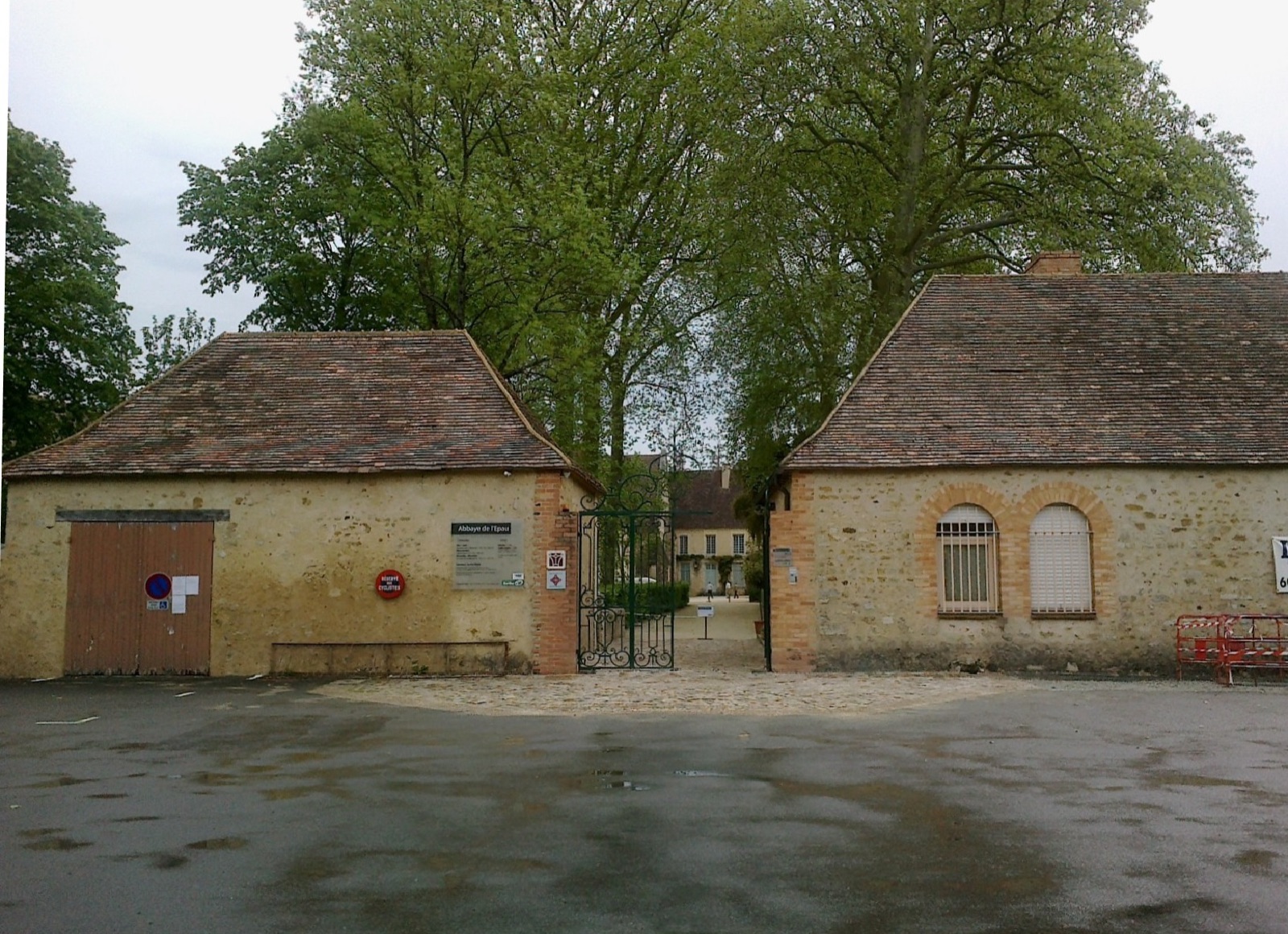 L’abbaye royale de l’Épau, près du Mans