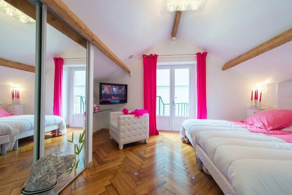 Chambre Rose de la dépendance — Domaine